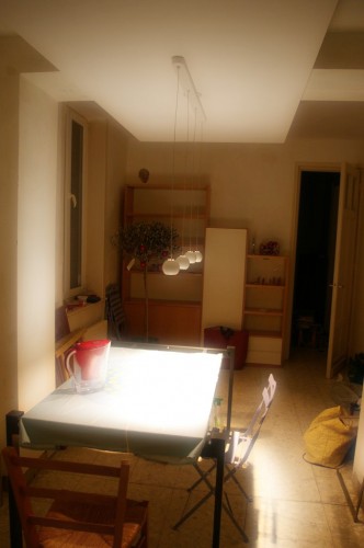 la sala da pranzo a metà lavori, con il nuovo soffitto ed il nuovo lampadario